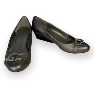BANDOLINO Metallic Wedge Shoes Pewter Strap Buckle Vegan Leather Size 7.5